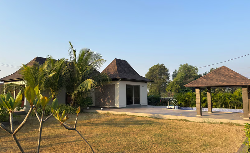 Outdoor lawn area